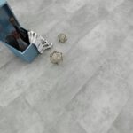 Piso Vinílico SPC Click 10052686 Concrete 5mm con manta - Imagen 2