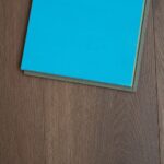 Piso Flotante Melamínico Waterproof Cinnamon Oak WP007 10mm con manta - Imagen 3