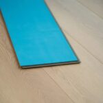 Piso Flotante Melamínico Waterproof Sandy Oak WP008 10mm con manta - Imagen 3